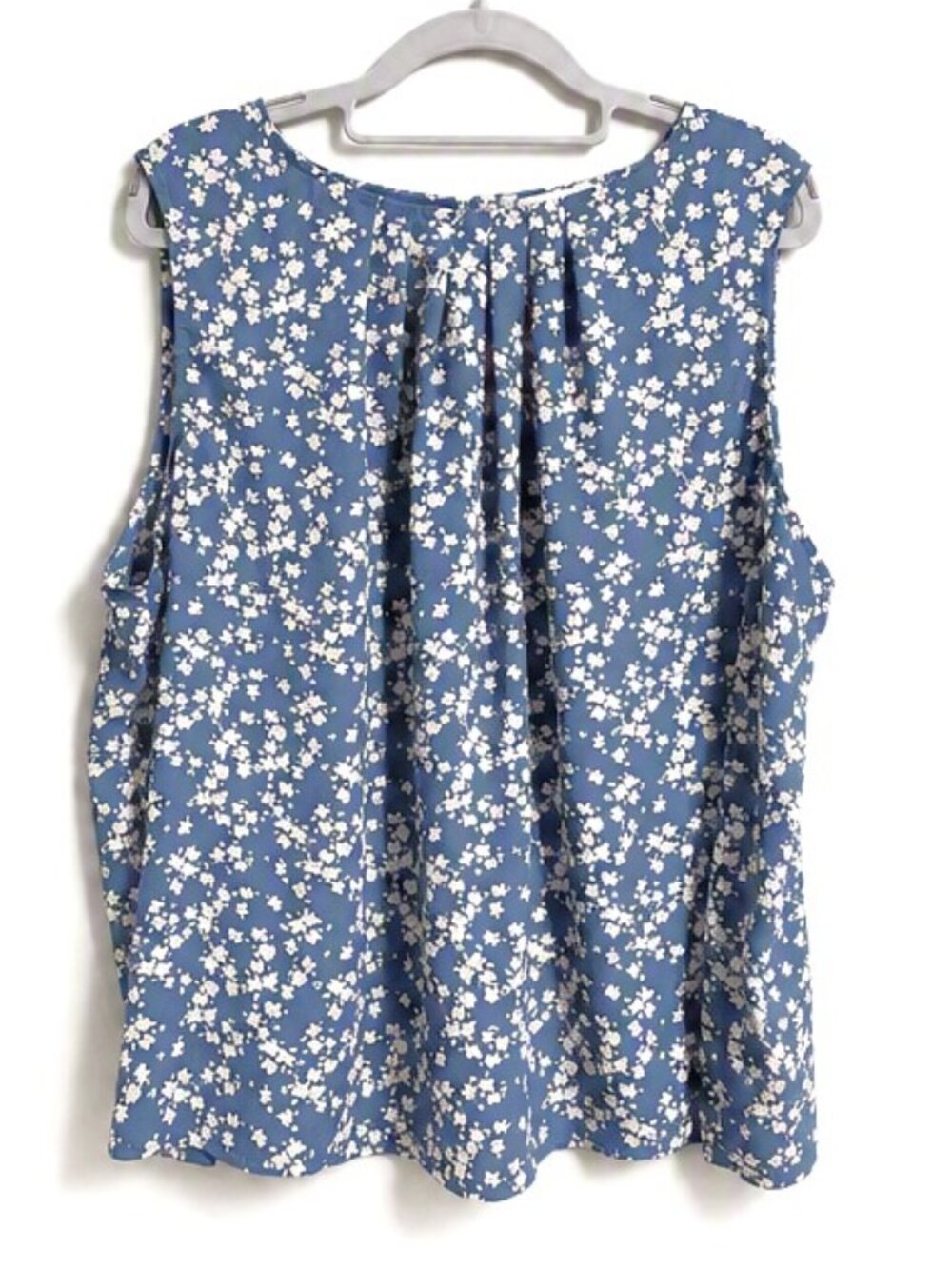 "Monday Fun" brand 3X Sleeveless Blue Floral Top